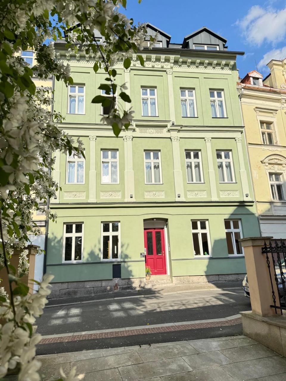 Four Rooms Carlsbad Authentic Карловы Вары Экстерьер фото